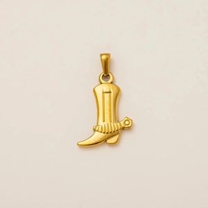 Détail d'un pendentif botte de cowboy dorée avec motif d'épée et finition brossée