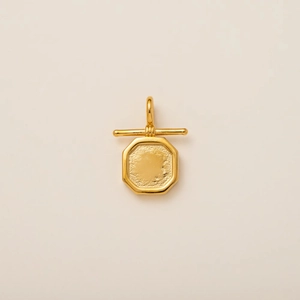 Détail du pendentif octogonal plaqué or 18k avec texture martelée et bélière en T