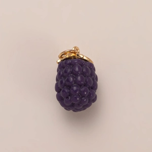 Detailopname van een paarse bessenhanger met gouden metalen ring voor doe-het-zelf sieraden