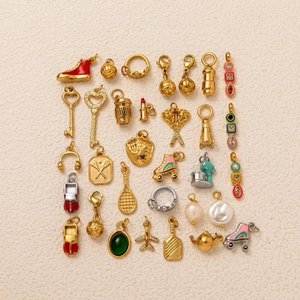 Vue détaillée de pendentifs en acier inoxydable plaqué or 18 carats de formes diverses