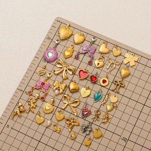 Auswahl an 18K vergoldeten Edelstahl-Anhängern in Schleifen- und Herzform für DIY-Schmuck