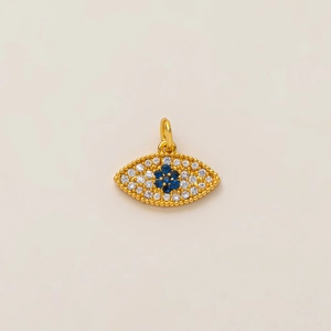Vue détaillée du pendentif œil maléfique plaqué or avec zircons blancs et cristaux bleus