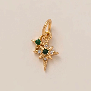 Vue détaillée d'un pendentif étoile doré avec gemmes vertes et zircons pour bijoux DIY