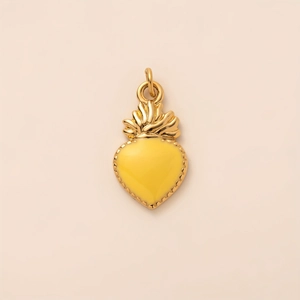 Vista dettagliata del ciondolo a cuore in acciaio inossidabile placcato oro 18K e smalto giallo