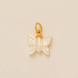 Macro-opname van 18K vergulde vlinder hanger met witte parelmoer vleugeltexturen