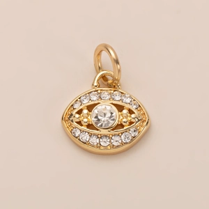 Détail du pendentif Œil de Mauvais œil plaqué or 18K serti de pierres de zircone
