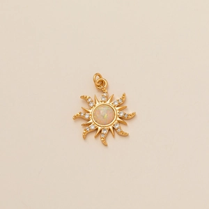 Détail d'un pendentif soleil doré orné d'une opale et de rayons sertis de zircons
