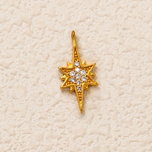 Gros plan d'un pendentif étoile polaire en cuivre doré avec zircons pour bijoux DIY