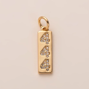 Détail du pendentif rectangulaire doré chiffre des anges 444 avec incrustation zircon
