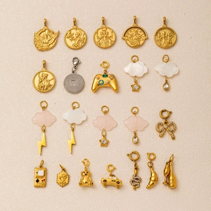Gedetailleerde collectie vintage gouden hangers met bliksem-, wolk- en strikontwerpen