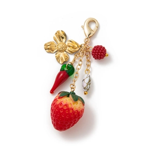 Portachiavi fragola e cuore con fiore dorato e ciondoli a bacca rossa per borse