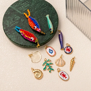 Sammlung von maritimen Anhängern mit bunten Perlenfischen, Hummer- und Muschelmotiven