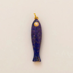 Detail eines blauen Emaille-Fischanhängers mit Perlenauge und Goldverzierung
