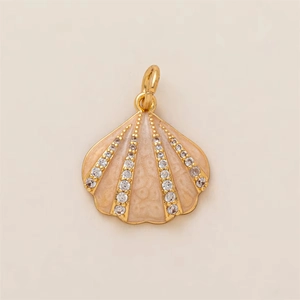 Detailansicht eines Muschelanhängers mit rosa Emaille und glitzernden Zirkonia-Reihen