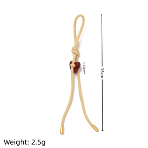 Bijou de sac minimaliste en cordon tressé avec cœur rouge et embouts dorés 15cm