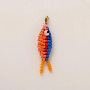 Detail eines bunten Fisch-Perlenanhängers mit goldenem Karabinerverschluss für Schmuck