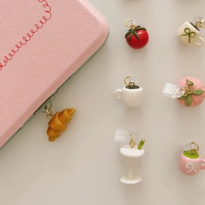 Miniatuur voedselhangers met croissant en tomaat op roestvrijstalen clips