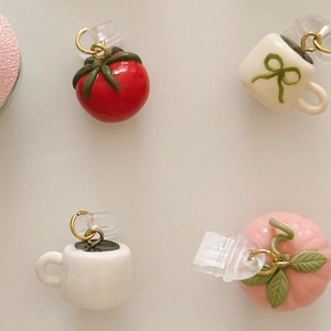 Miniatuur voedselbedeltjes met kaki en koffiekopjes en 18K vergulde metalen ringen