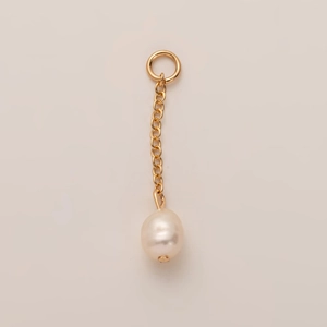Vue détaillée du pendentif élégant plaqué or avec une perle blanche et une fine chaîne