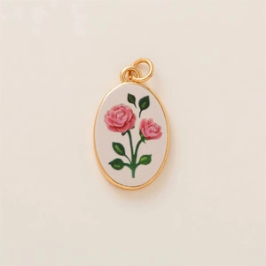 Detail van een vintage ovale hanger met rozenmotief en goudkleurige stalen rand