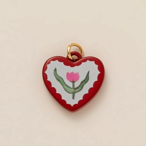 Detail van rode hartvormige titanium stalen hanger met roze tulp bloemenpatroon