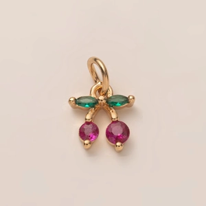 Minimalistischer 18K vergoldeter Kirsch-Anhänger mit rosa und grünen Zirkoniasteinen