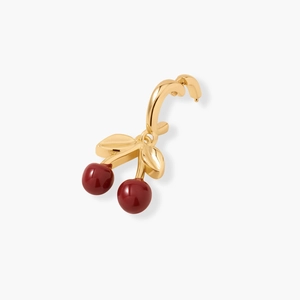 Detail van kersenvormige hangers met rode bollen en gouden bladeren aan een haakje