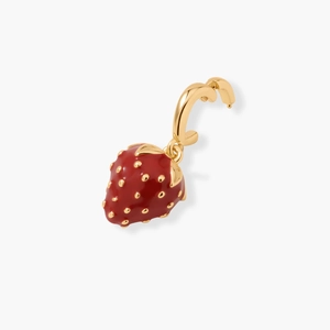 Detailopname van een aardbeienhanger in 18K goudkleurige afwerking met rood emaille