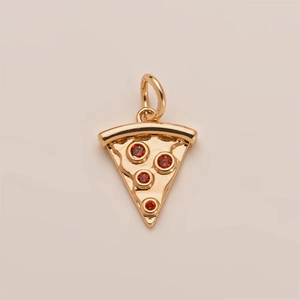 Detail eines 18K vergoldeten Pizza-Anhängers mit vier roten Zirkonia-Steinen