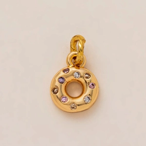 Detailansicht eines 18K Gold Donut-Anhängers mit rosa und lila Zirkonia-Edelsteinen