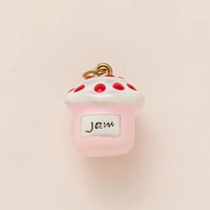 Détail d'un pendentif en forme de mini pot de confiture rose avec capuchon de champignon
