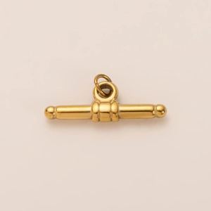 Detailopname van gepolijste gouden T-staaf hanger met drie ringen voor sieraden
