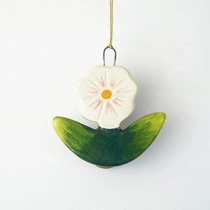 Detail macro van een handgemaakte keramische bloemenhanger met 18K goudkleurige plating