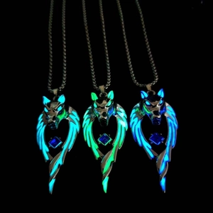 Luminous Wolf Head Pendant Necklace Alloy Rhinestone Wolf Totem Glow In The Dark Necklace Retro Hip Hop Punk Chain Jewelry Gift Unisex