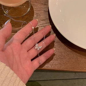 Eleganter Schmetterlingsanhänger aus Silber mit Zirkonia und weißer Perle für Damen