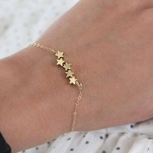 Minimalistische gouden sterarmband voor dames met vijf gepolijste metalen sterren