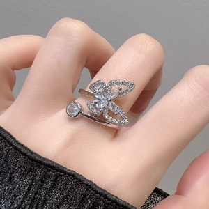 Eleganter verstellbarer Schmetterling-Ring mit funkelnden Zirkonia am Finger des Modells