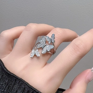 Eleganter Schmetterling Ring mit funkelnden Kristallen auf silbernem Band