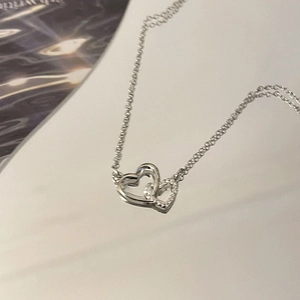 Collana a doppio cuore intrecciato con pendente in cristallo su catena d'argento
