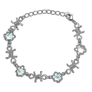Détail du collier barbelé argenté avec pierres de lune et fermoir mousqueton