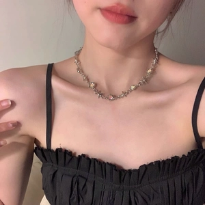 Gros plan d'un collier à maillons épines avec pendentifs opales porté au cou