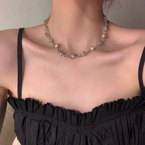 Gros plan d'un collier en argent style épines avec breloques en pierre de lune sur un mannequin