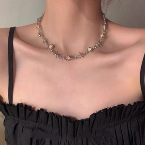 Gros plan d'un collier en alliage style épines avec pierres de lune sur un mannequin