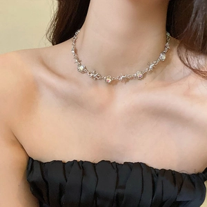 Collier à maillons épines avec pierres de lune porté par un mannequin sur fond minimaliste