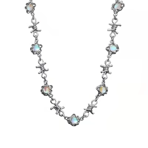 Collier à maillons épines avec fleurs en pierre de lune au style gothique industriel argent