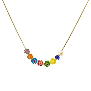 Kleurrijke glazen bloemenketting met gouden ketting voor een vrolijke zomerse uitstraling