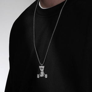 Detailaufnahme von silbernem Hip-Hop-Bärenanhänger mit funkelnden Strasssteinen