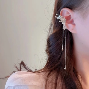 Puce d'oreille papillon en métal liquide argenté avec longue chaîne et pendentifs