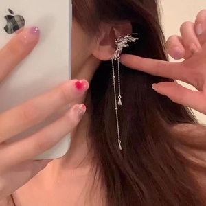 Vue détaillée du clip d'oreille papillon argenté avec de longues chaînes à franges
