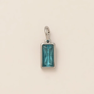Elegante rechthoekige lichtblauwe edelsteen hanger met gepolijst zilveren metalen frame